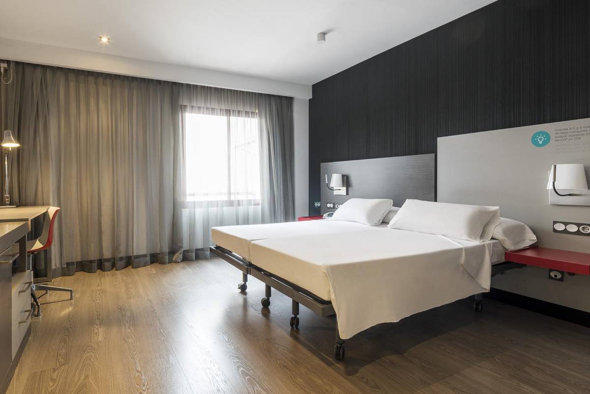 Chambre accessible ilunion suites madrid Hotel ILUNION Suites Madrid