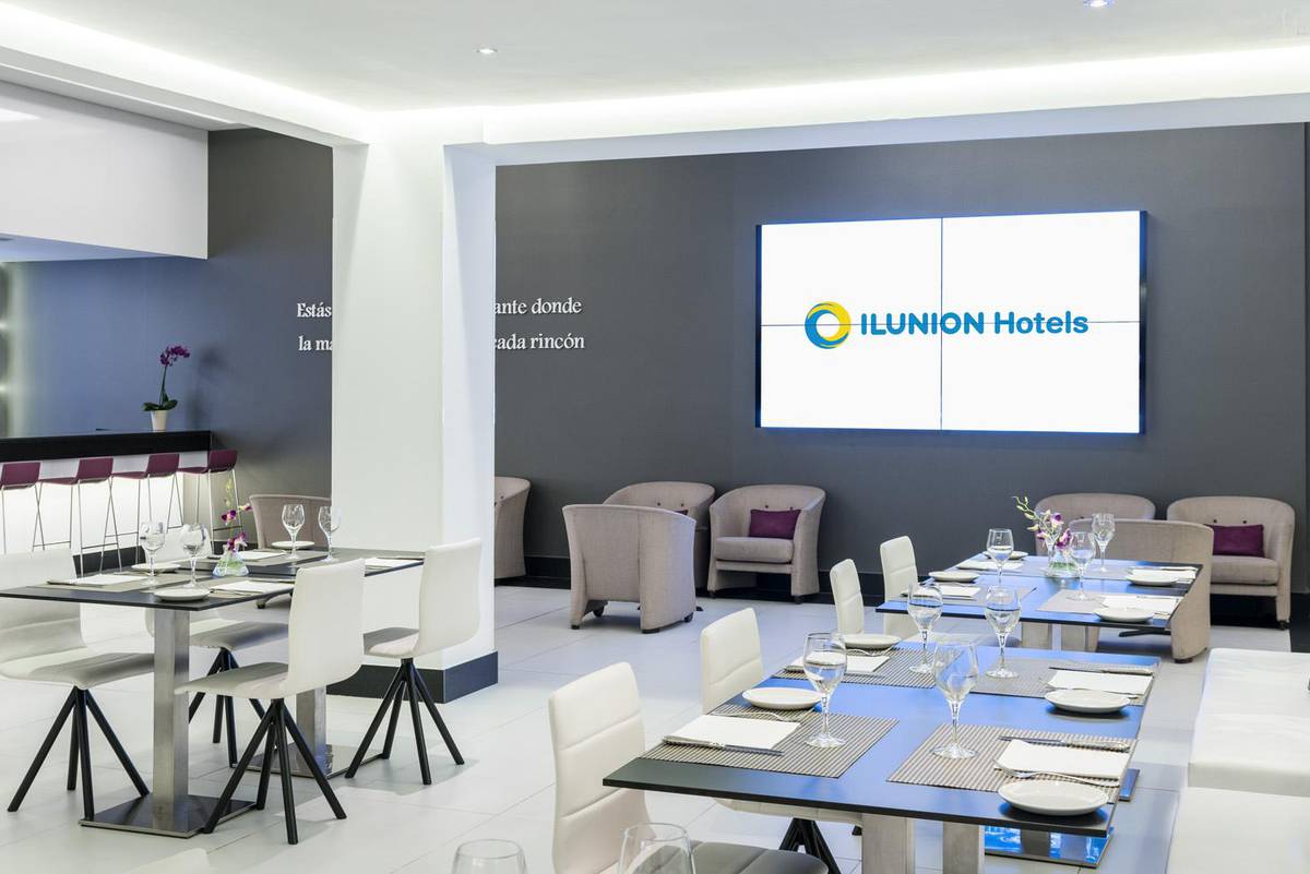 Restaurant-hall ilunion suites madrid Hotel ILUNION Suites Madrid